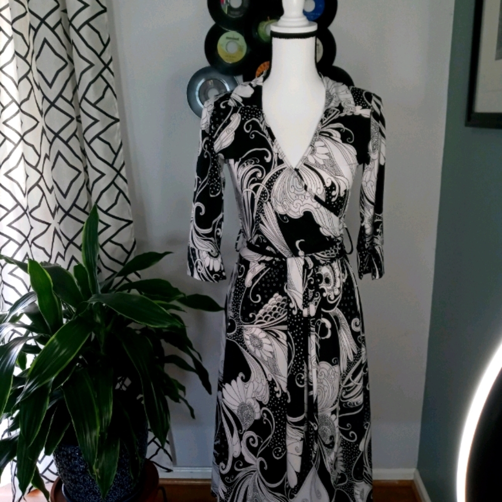 Beautiful black and white wrap around dress Sz L.